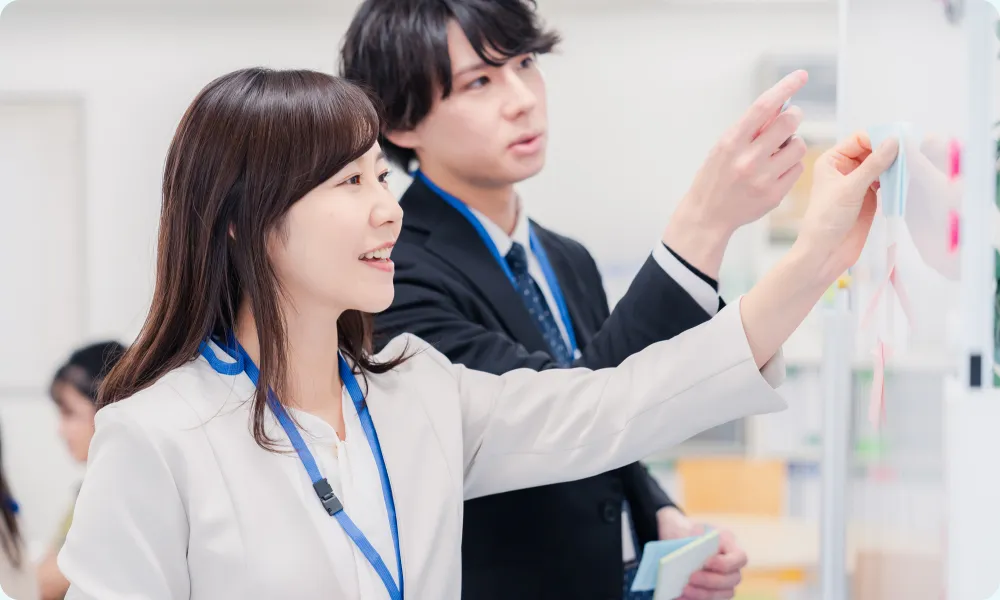 事業課題に沿った改善案を提案する担当者
