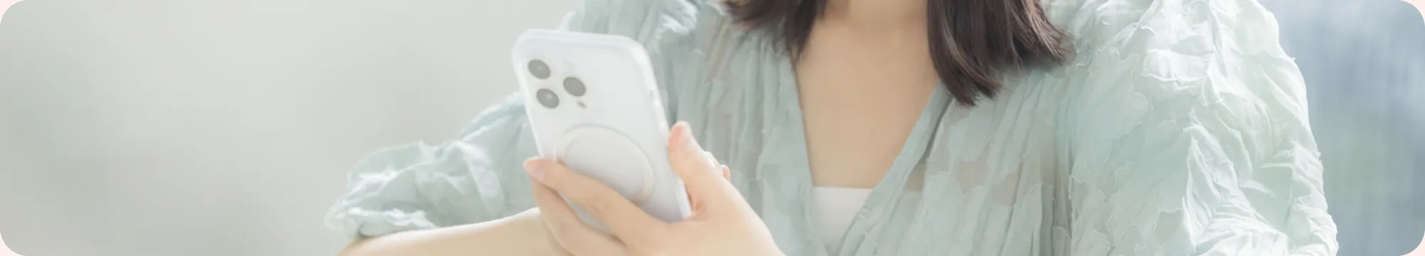 スマートフォンでメールを確認する様子