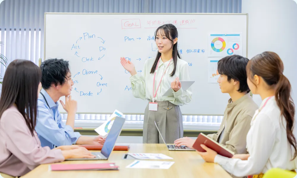 メール施策についてチームで話し合う様子