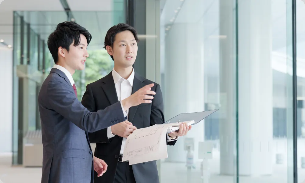現場で資料を確認しながら方針を検討する担当者